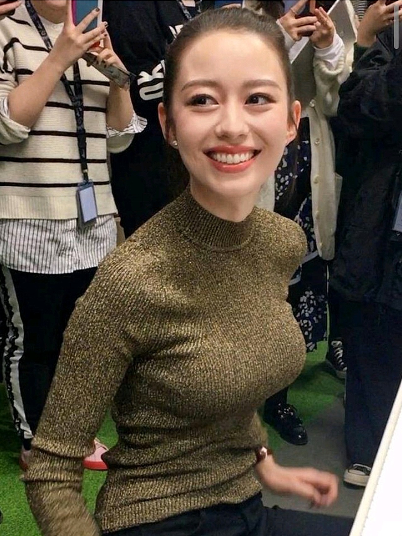 95镜头下的吉娜永远皮肤紧致,肤白貌美,五官精致又立_圈子-新氧美容