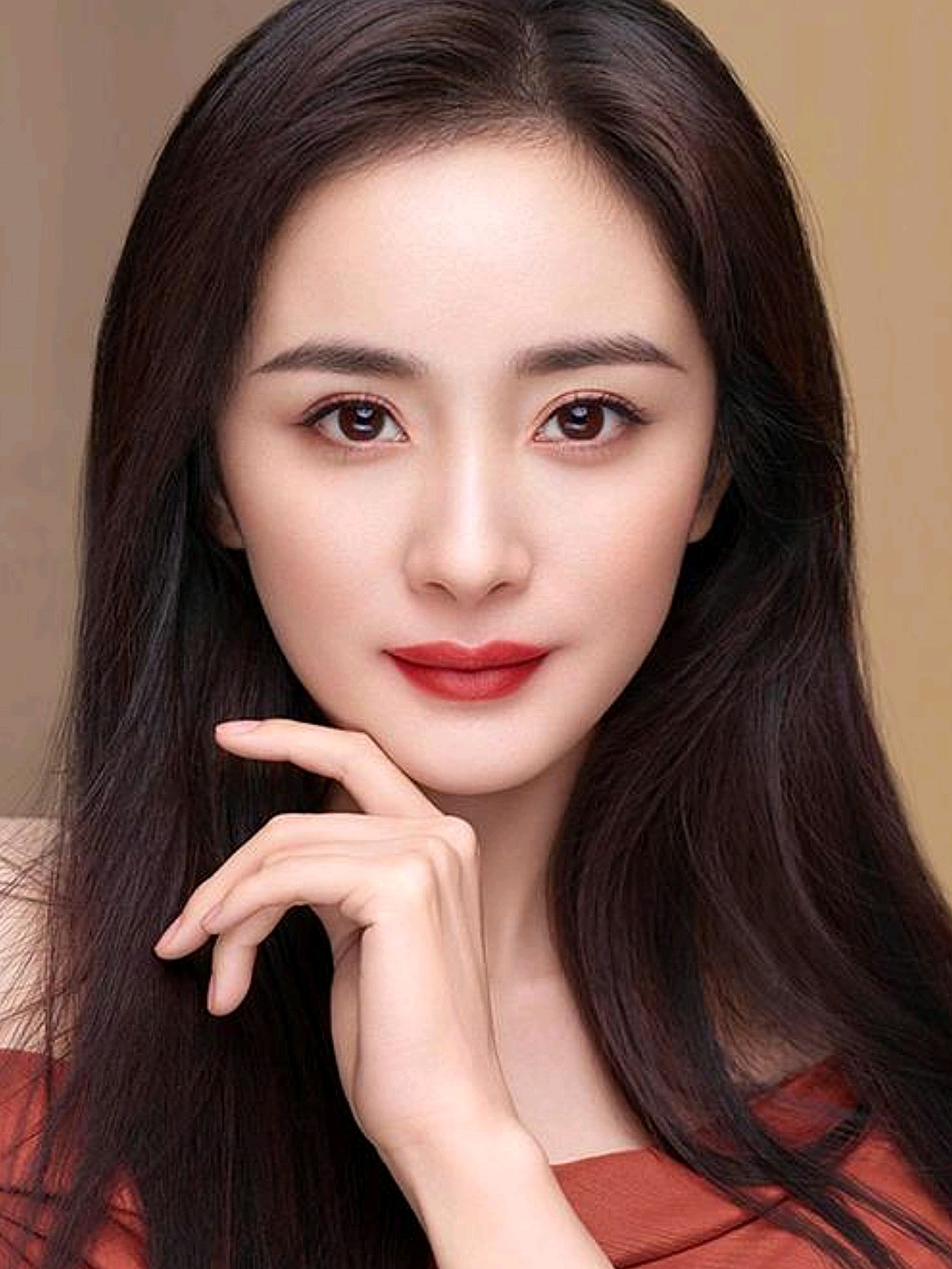 杨幂的皮肤不仅十分水润而且一个斑点都没有肤如凝脂即使快30岁了杨幂