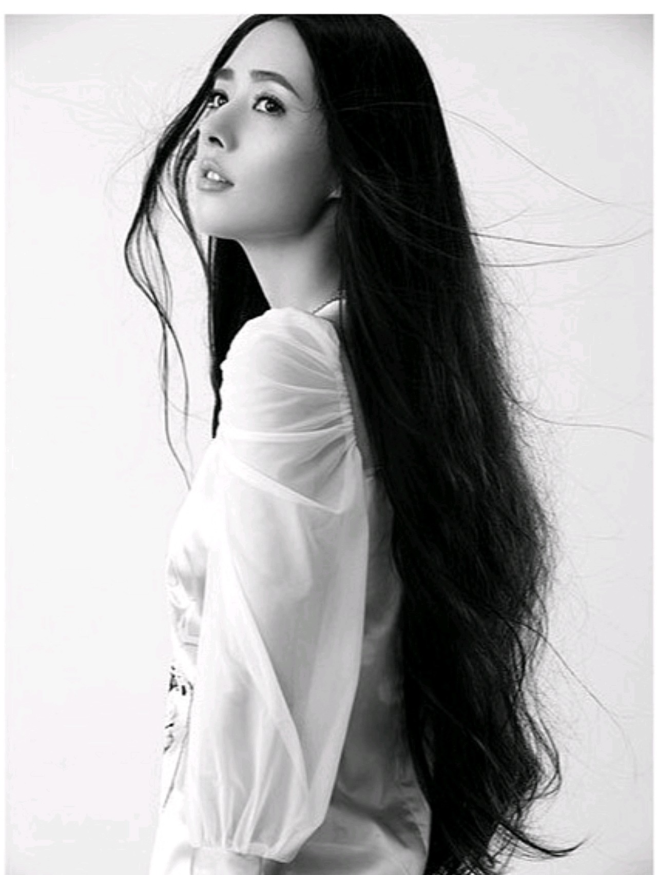 抹胸,一字肩已开始遍布大街小巷 有一种令人窒息的诱惑叫"半遮半掩"