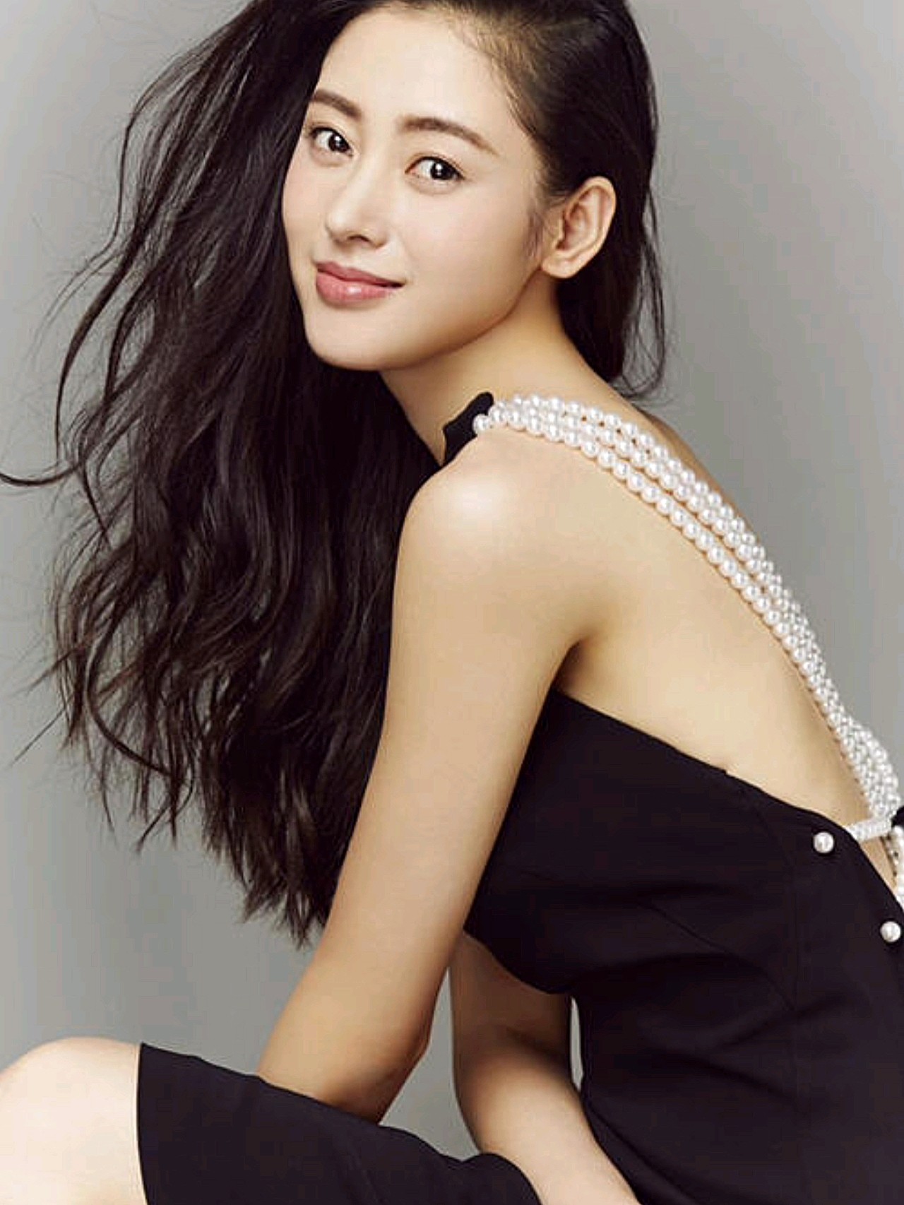 通过对比旧照可以发现,曾经的张天爱脸部脂肪较多,眼部略肿,泪沟法令