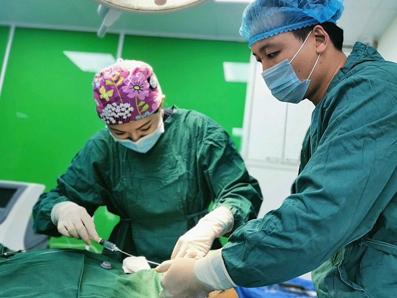 【术中】躺在手术台上,等待着打麻药,看着旁边医生护_圈子-新氧美容