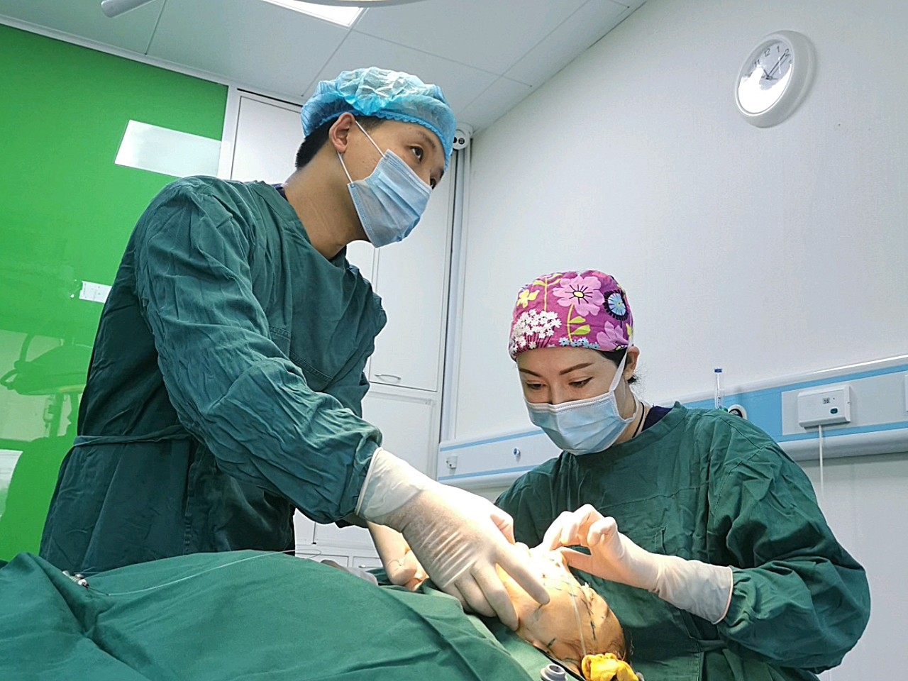 【术中】躺在手术台上,等待着打麻药,看着旁边医生护_圈子-新氧美容