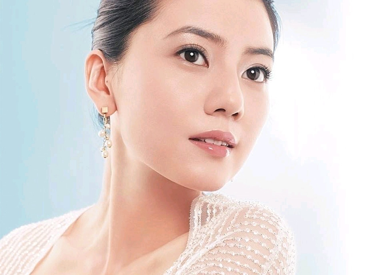 高圆圆的五官非常的精致,黑亮的眼睛,她的鼻梁也很挺拔,嘴唇线条也很