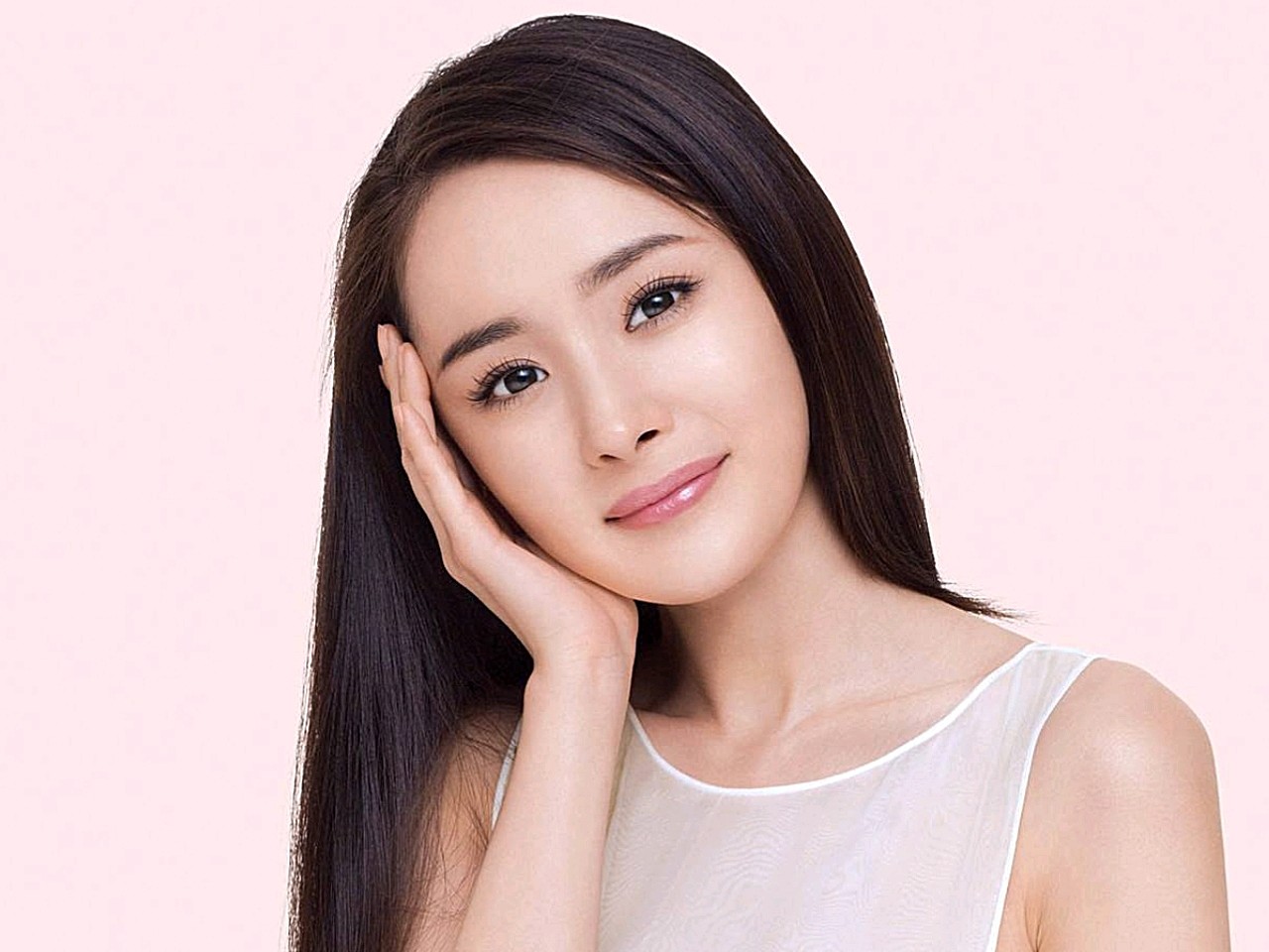 很明显的法令纹,对于他们这些善于保养,把皮肤看得比命重要的明星来说