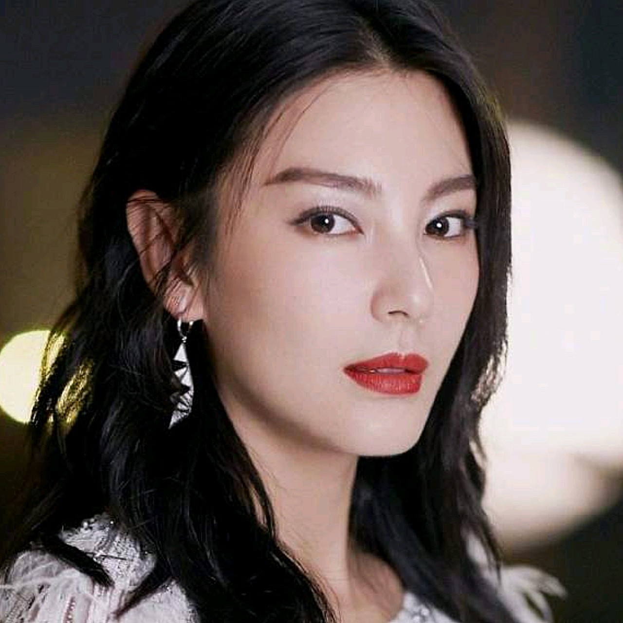 张雨绮的眼睛长而上扬,内眼角和外眼角都有明显的尖锐角,这种,锐利感