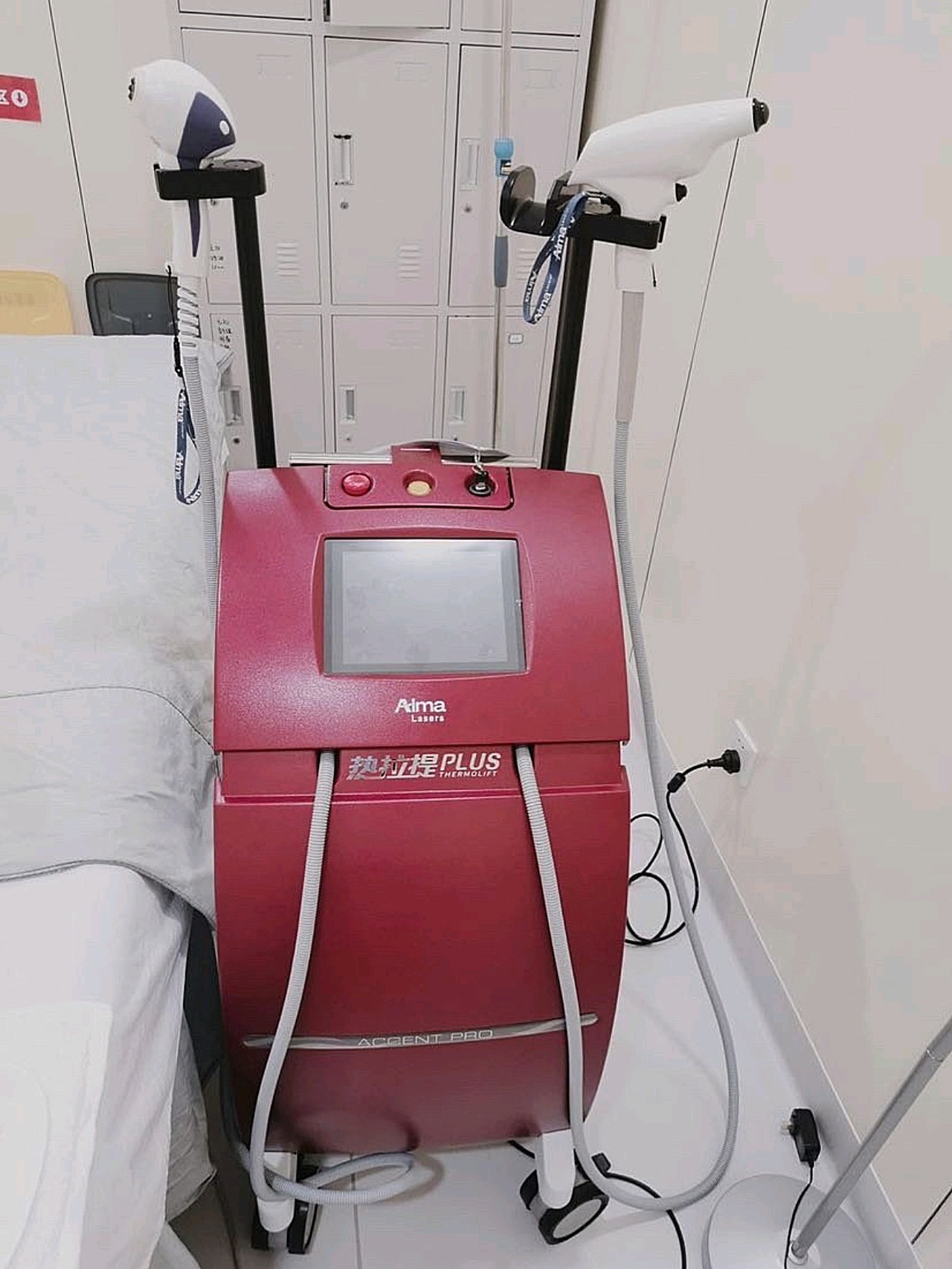 上个月做了热拉提维养版,下颌缘清晰了一些(见黑衣照片).