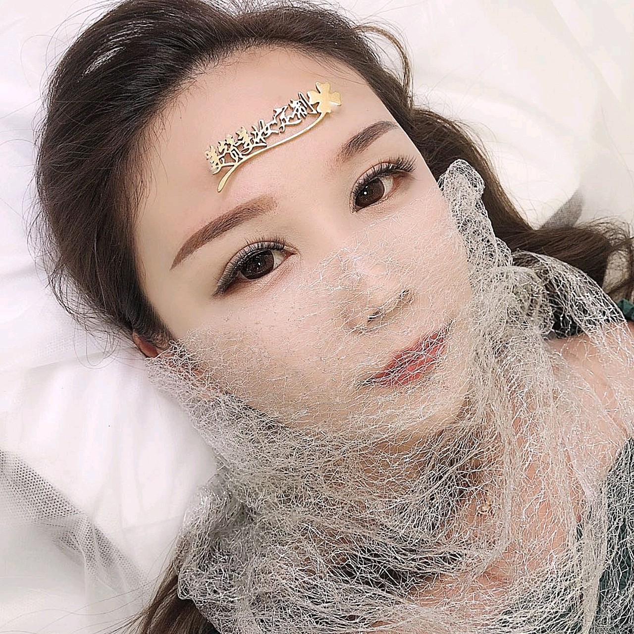 蒙上丝巾有种另类的美