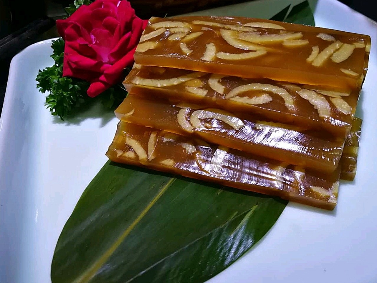 经常的吃肉皮冻,充满了胶原蛋白,有助于提升皮肤的弹性.