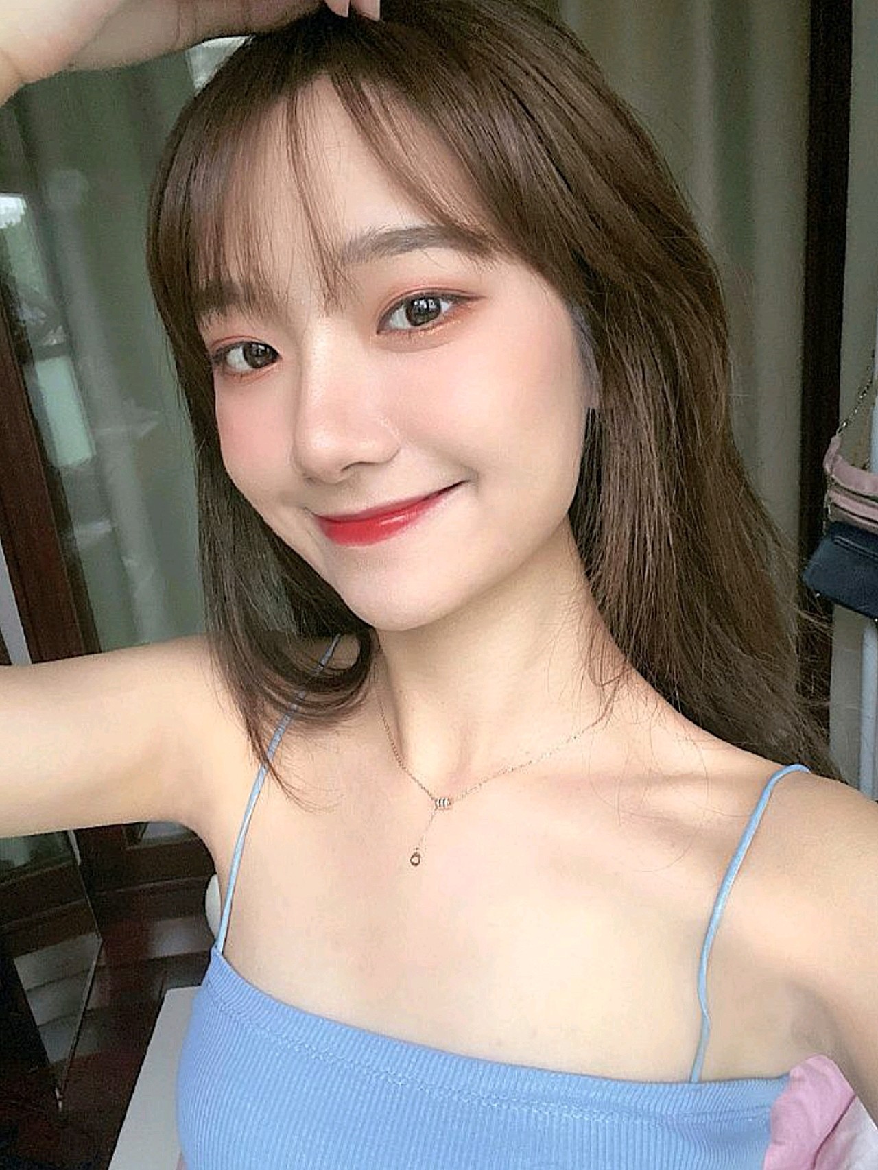 那么僵硬变柔软了不少,说明鼻子里的伤口愈合恢复得很好,最近的自拍照