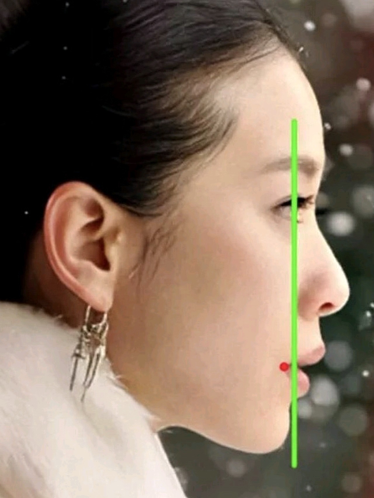 而侧脸颜值和立体感判断的标准之一则是四高三低