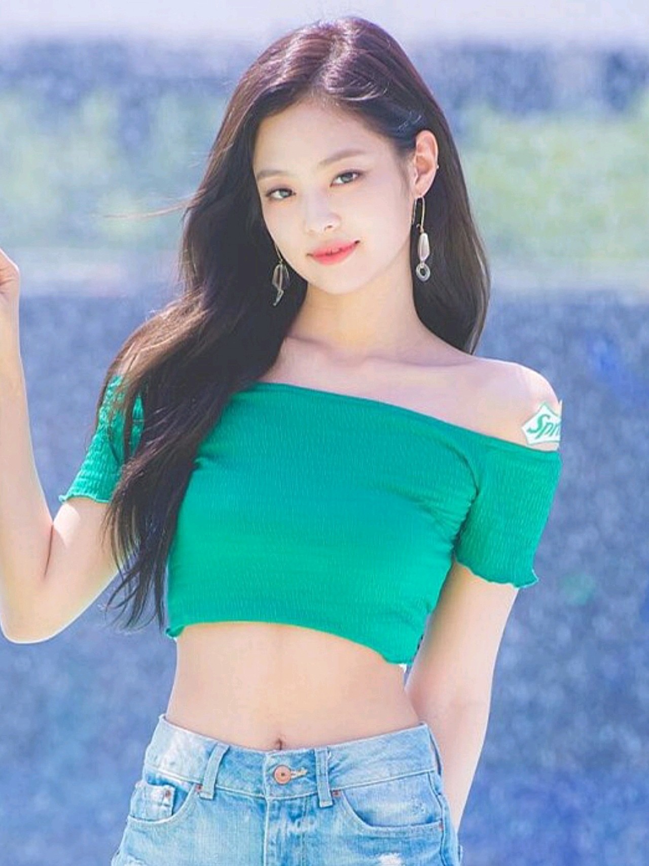 就拿有着"人间香奈儿"称号的jennie来说,拥有直角肩的她,即便是简单的