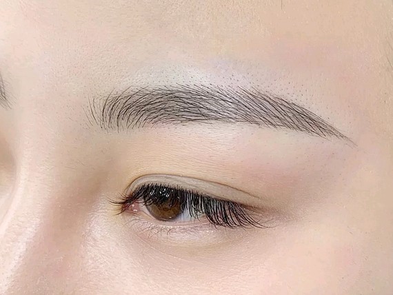 眉毛线条非常的好看,十分的纤细不仔细看是看不出是有_圈子-新氧美容