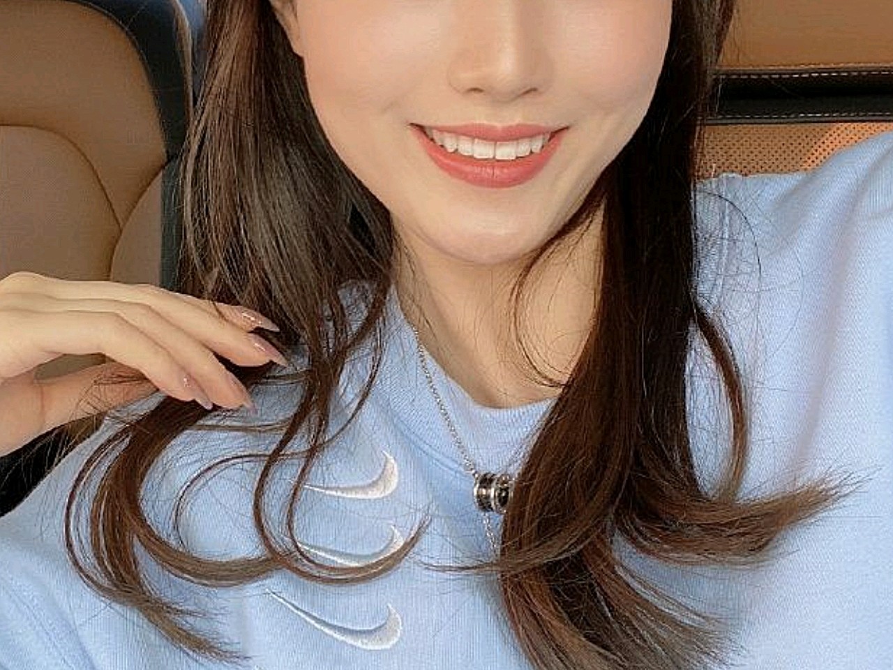 丹唇间玉齿,妙响入云涯.