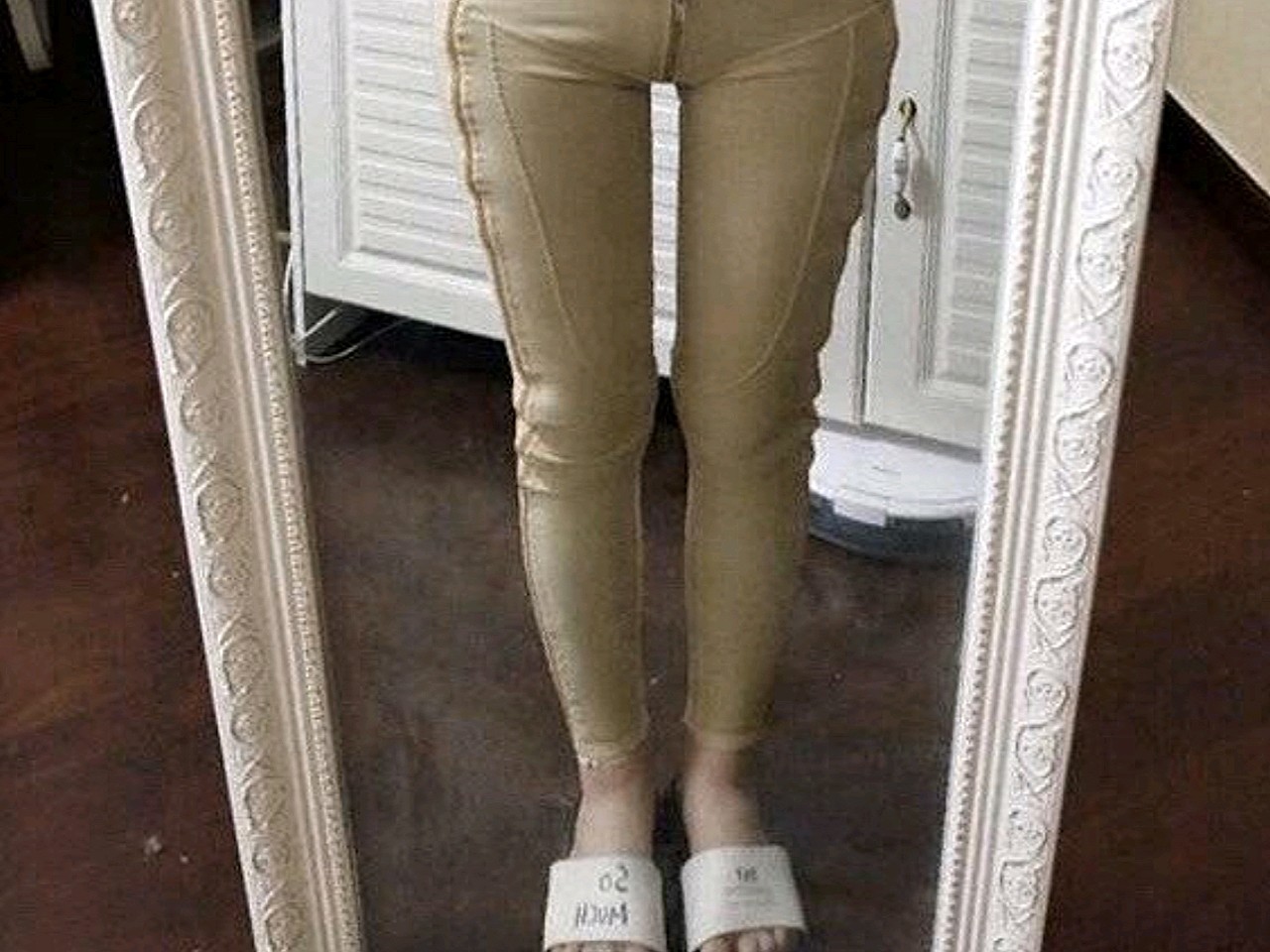 我的腿主要是这两年上班坐出来的,其实我妈妈腿就特别细,以前我也是被