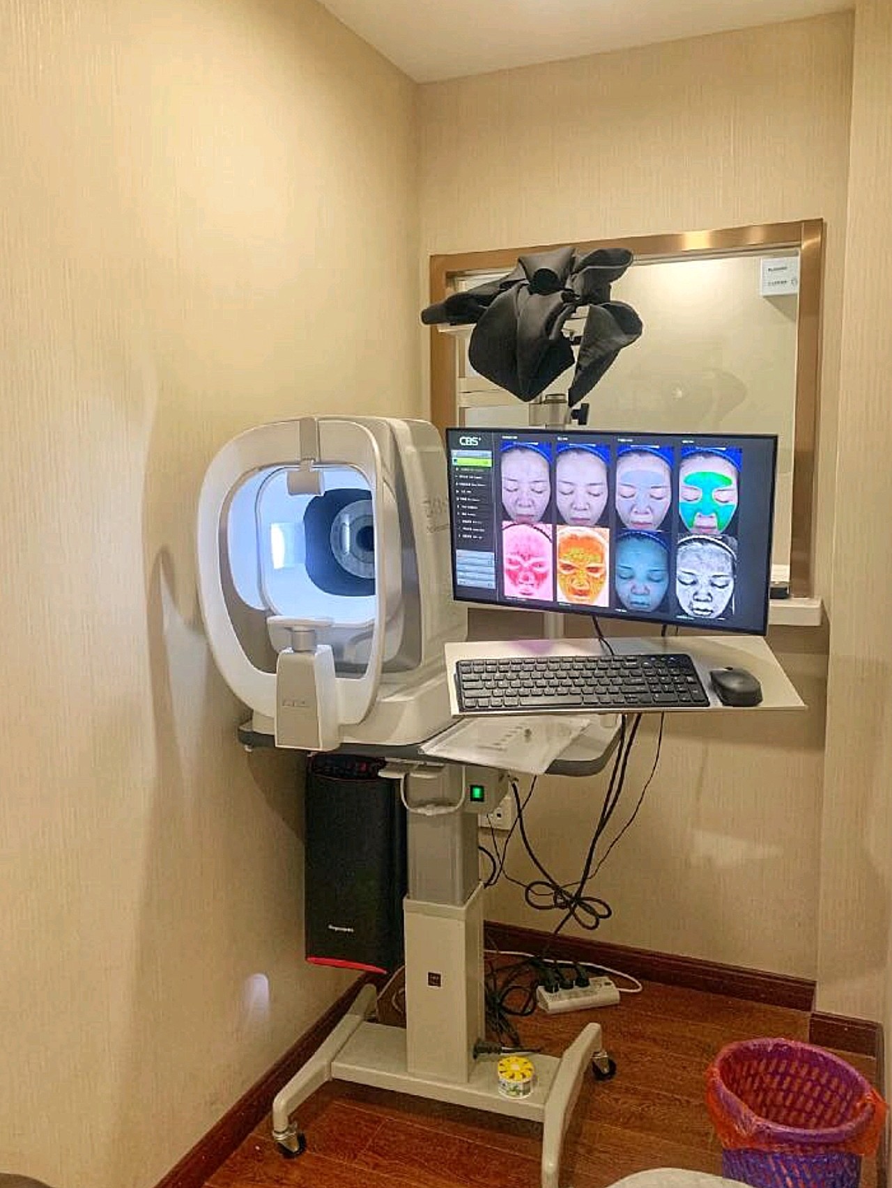 首先去做了皮肤检测,然后开始敷麻药,边边角角都要敷_圈子-新氧美容