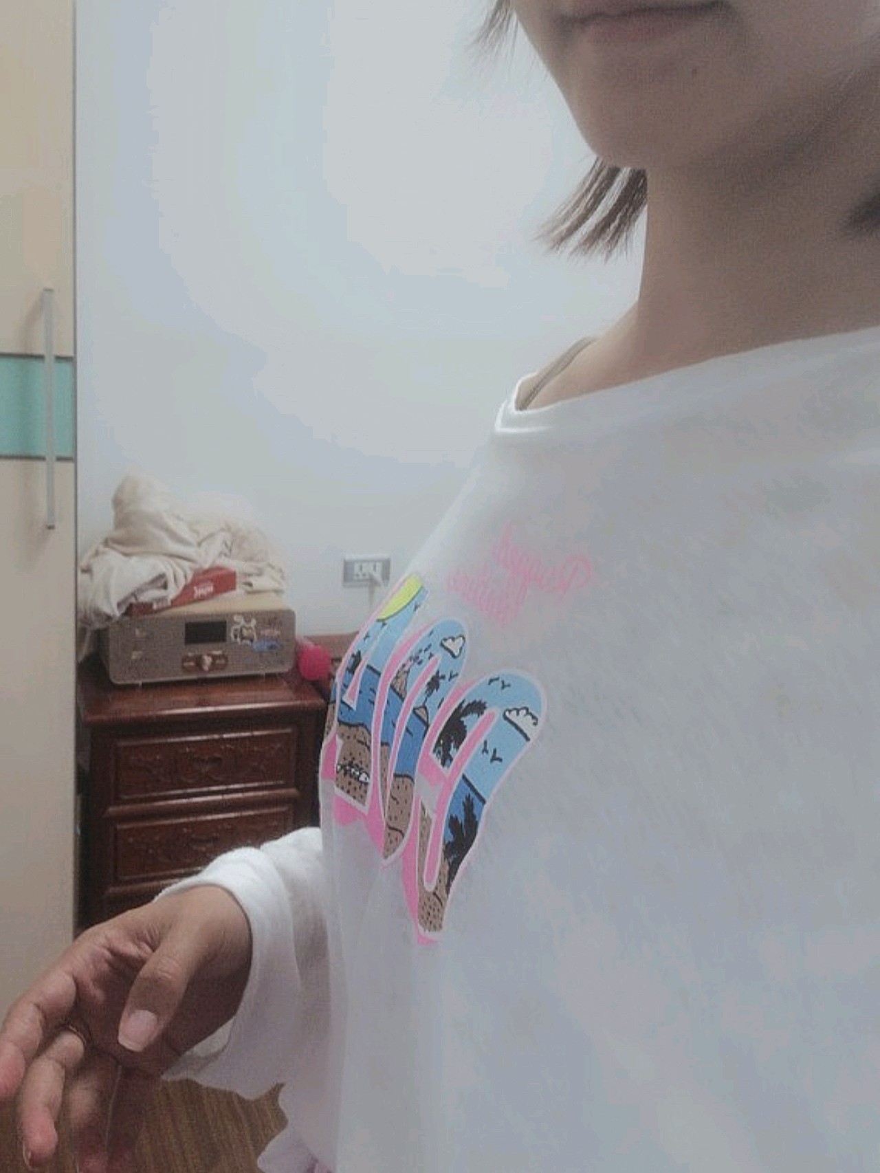 那时候胸真的太平了,只有a罩,穿宽松一些的衣服,都看不见胸~ .