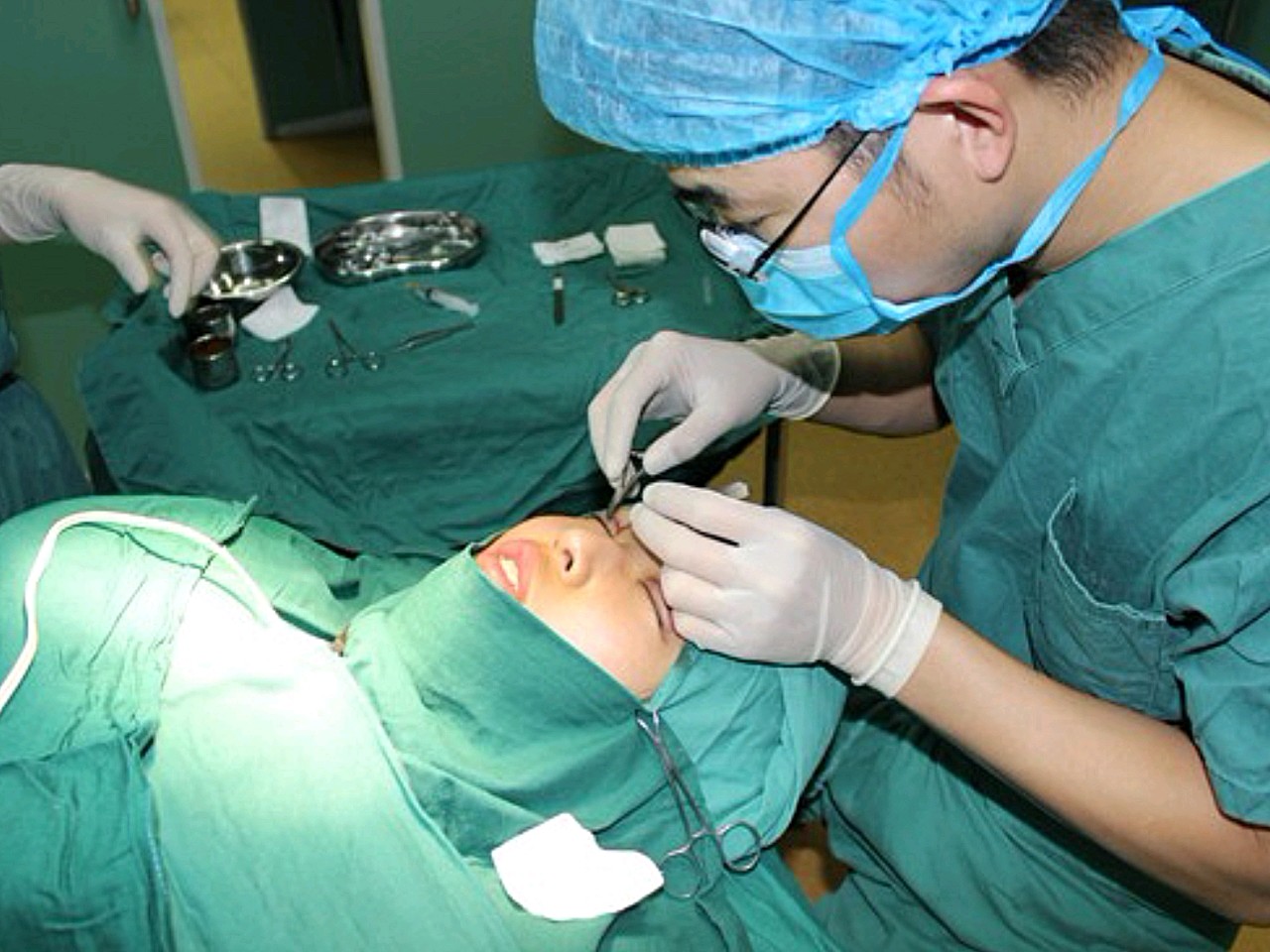 眼部多项手术中