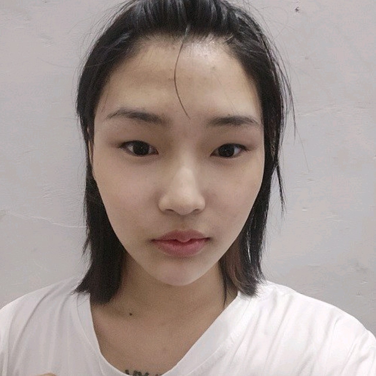 我的眼睛看起来是那种狭长的,·一点也不可爱,不甜美_圈子-新氧美容