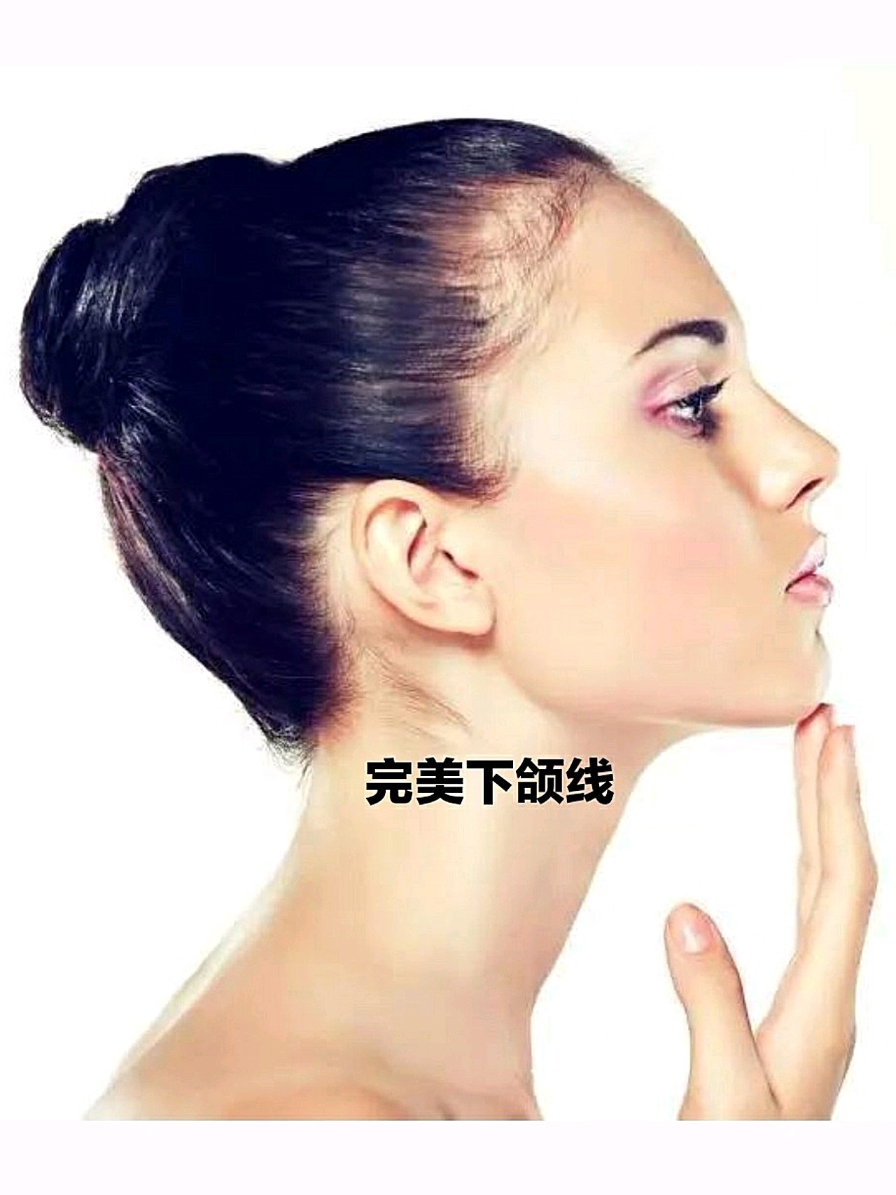 杨幂早期的脸是大方脸,下颌线也不清晰流畅,美商颇高的她知道完美精致