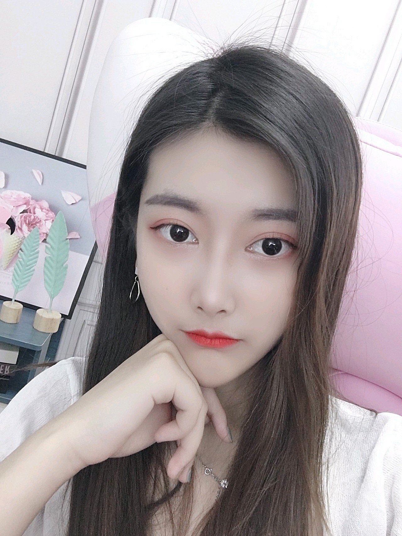 难道你一个大圆脸还真的能毫无痕迹的拍出小鹅蛋脸既视感么?