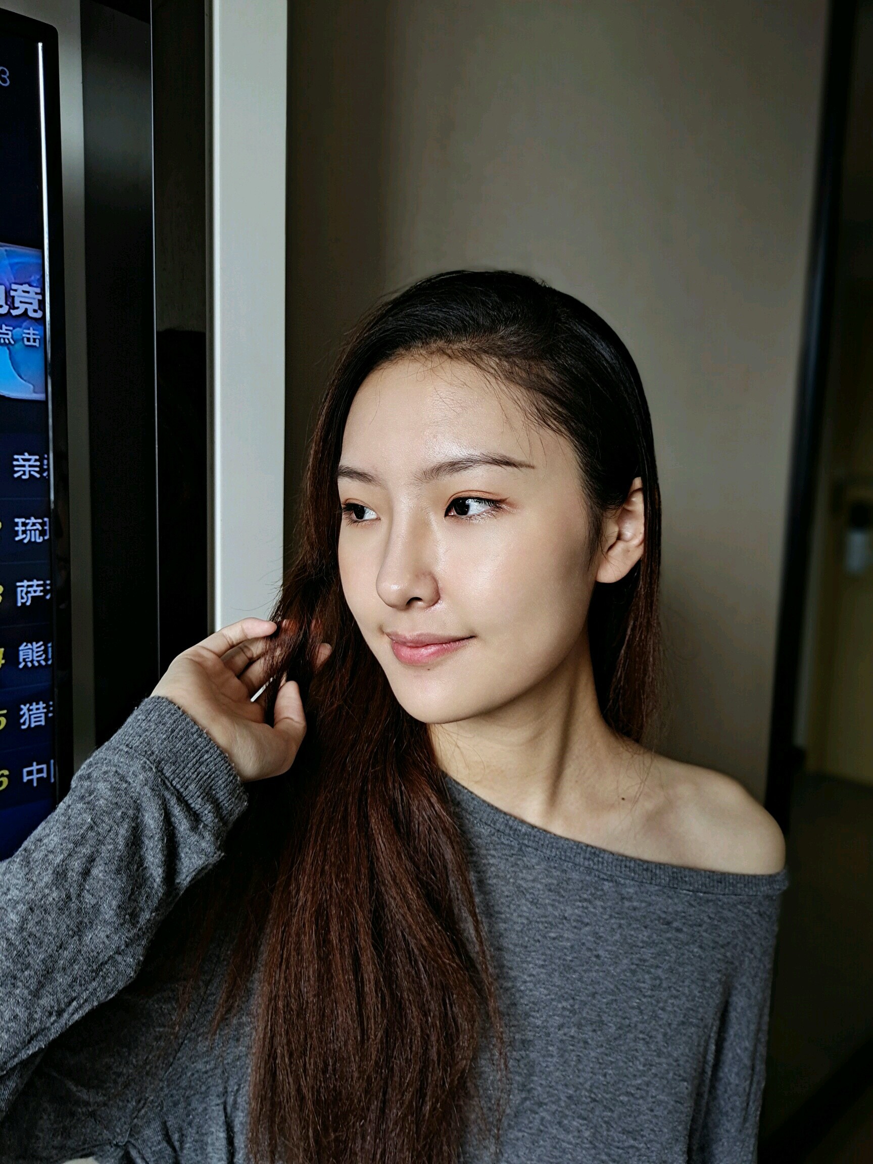 鼻翼过宽,鼻头圆钝,山根塌陷