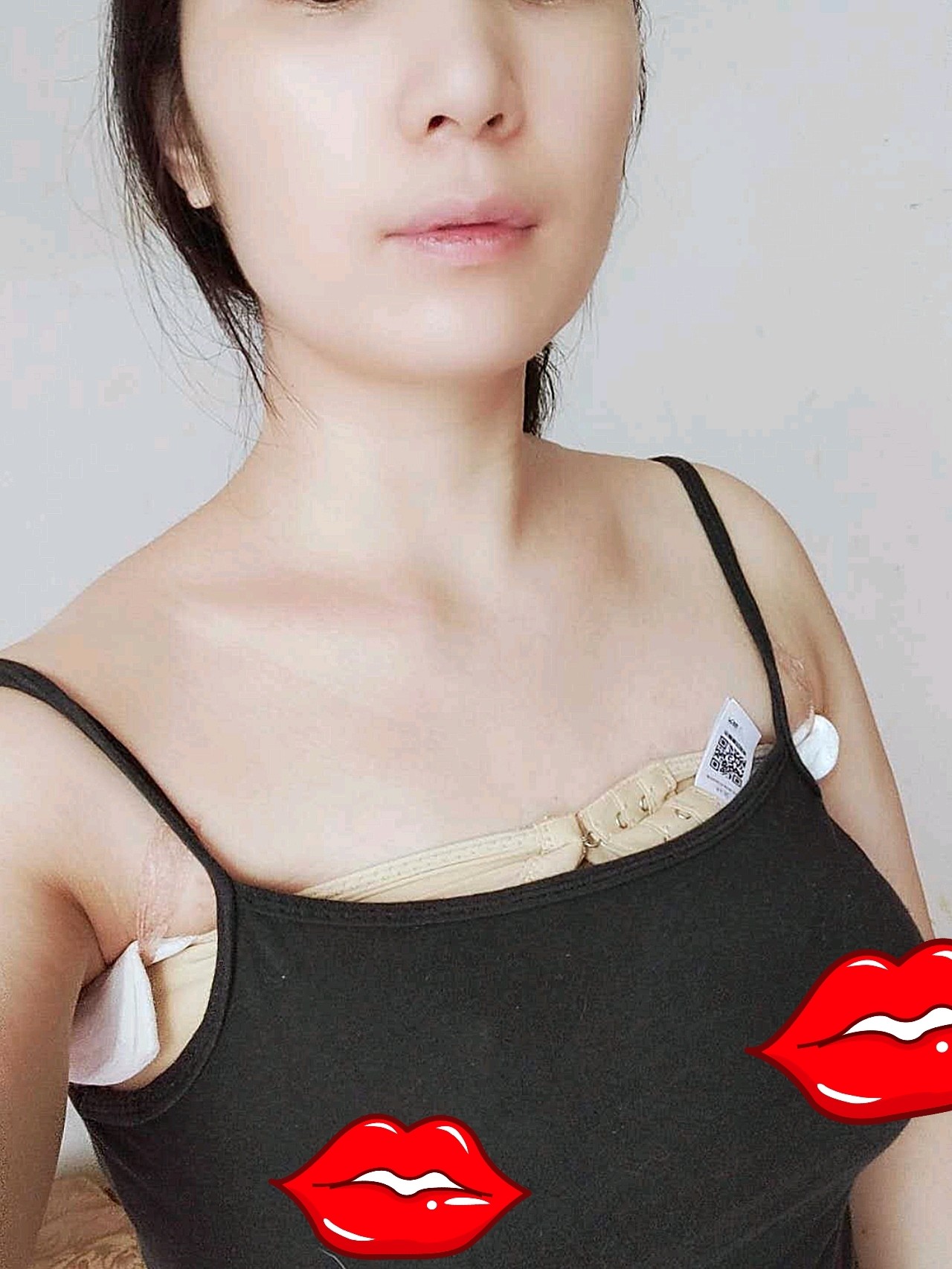 20岁女生胸下垂图片
