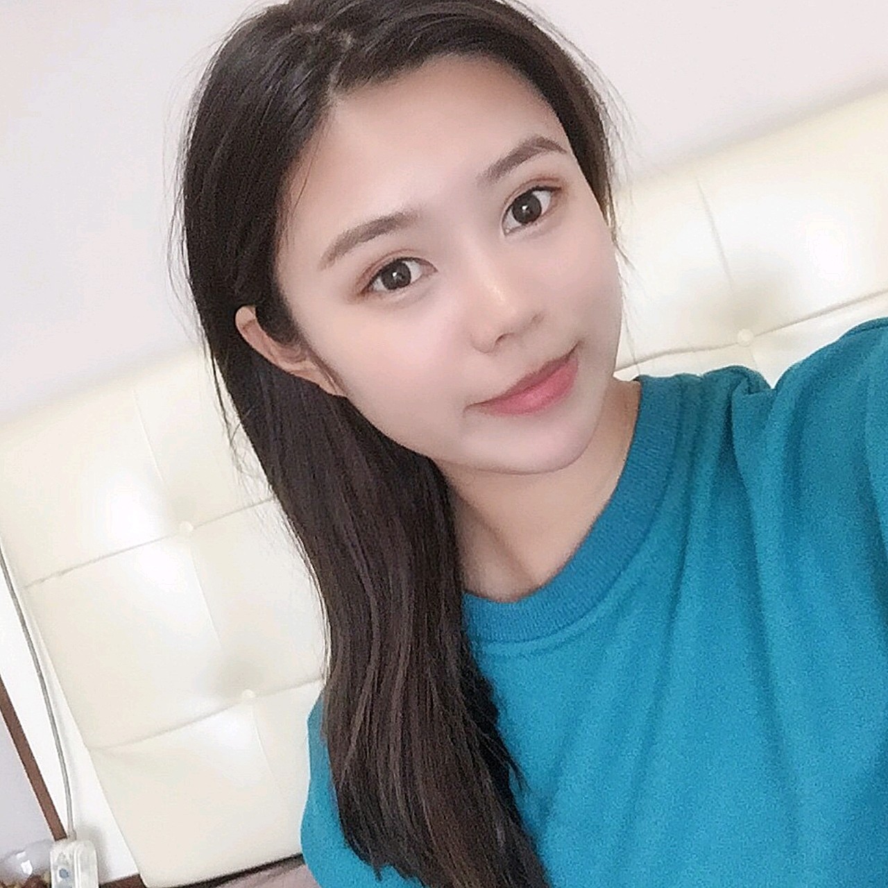 自拍来几张,眼睛自然得不行了,比我以前贴的都要好看_圈子-新氧美容