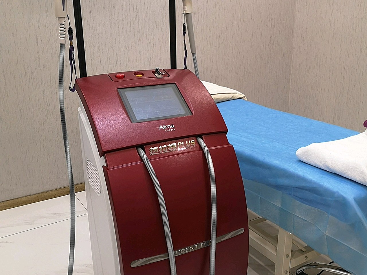 热拉提plus适合皮肤松弛,法令纹,轮廓线模糊,双下巴等等 首先这个仪器