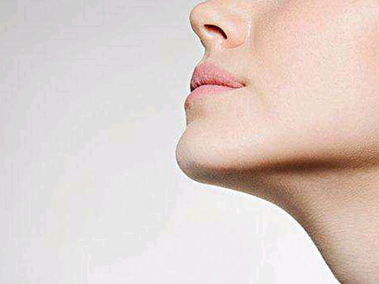 垫下巴就是把硅胶下颌假体通过手术方式植入到颏部的骨与软组织之间