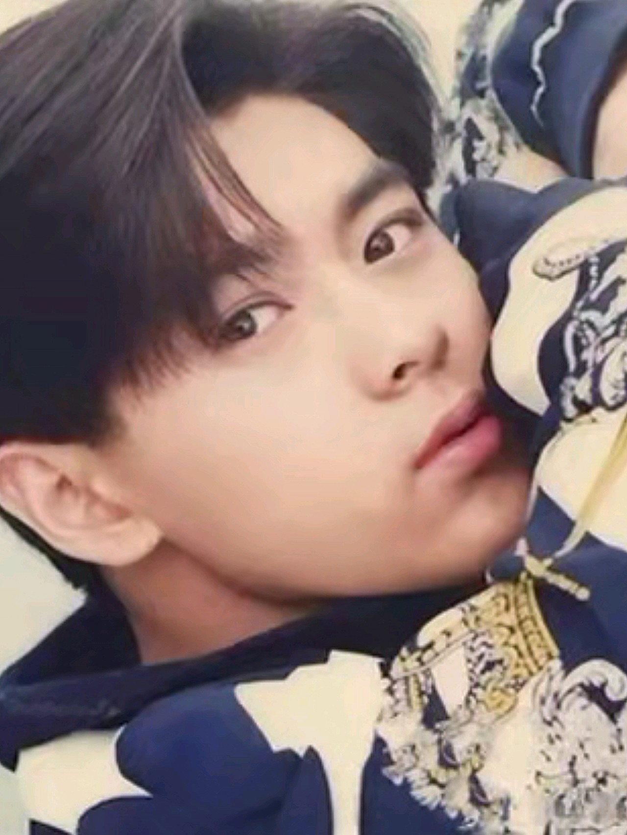 林志颖有少年感的骨骼轮廓底子,浓重的五官颜色,温润的侧面氛围,艘栽