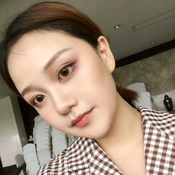 我真的超喜欢大眼睛女孩,像热巴就是典型的欧式大双,整个人好精致.