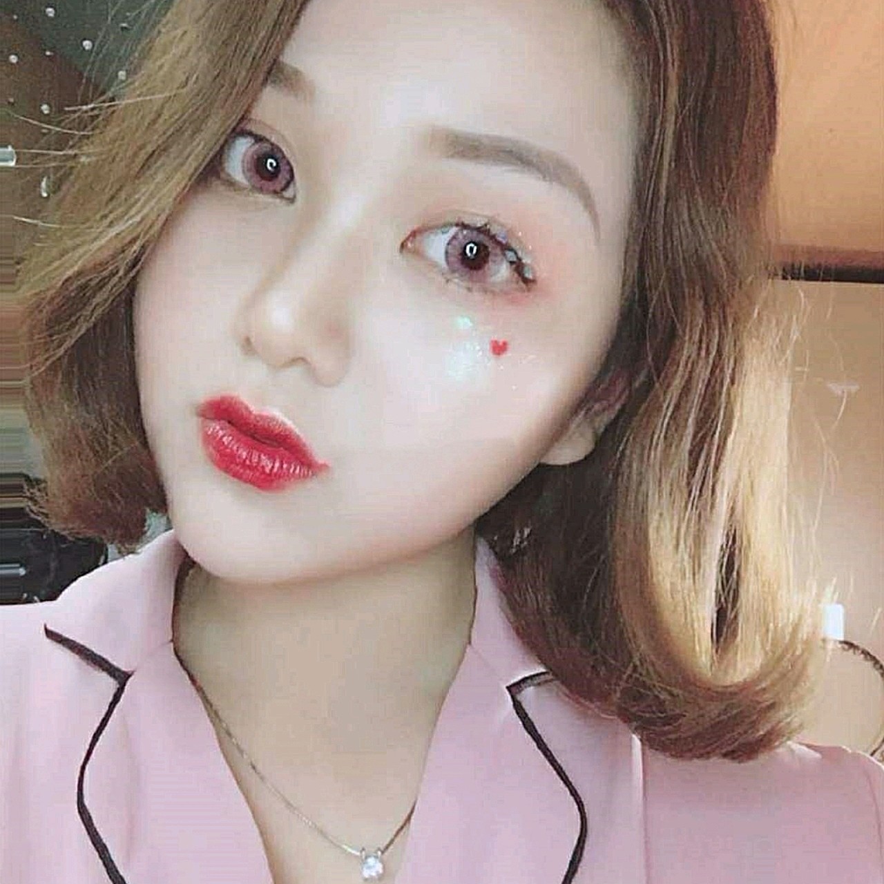 我真的超喜欢大眼睛女孩,像热巴就是典型的欧式大双,整个人好精致.