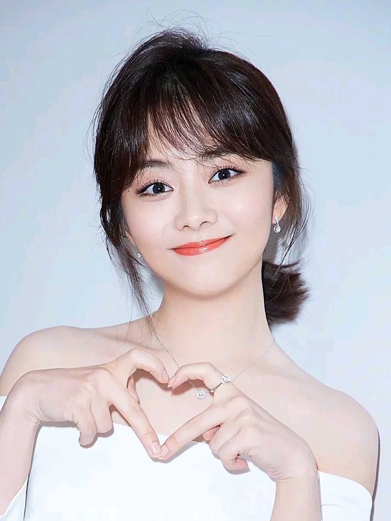 赵丽颖和谭松韵是幼态娃娃脸的代表,因为他们都拥有一张甜萌可爱十分