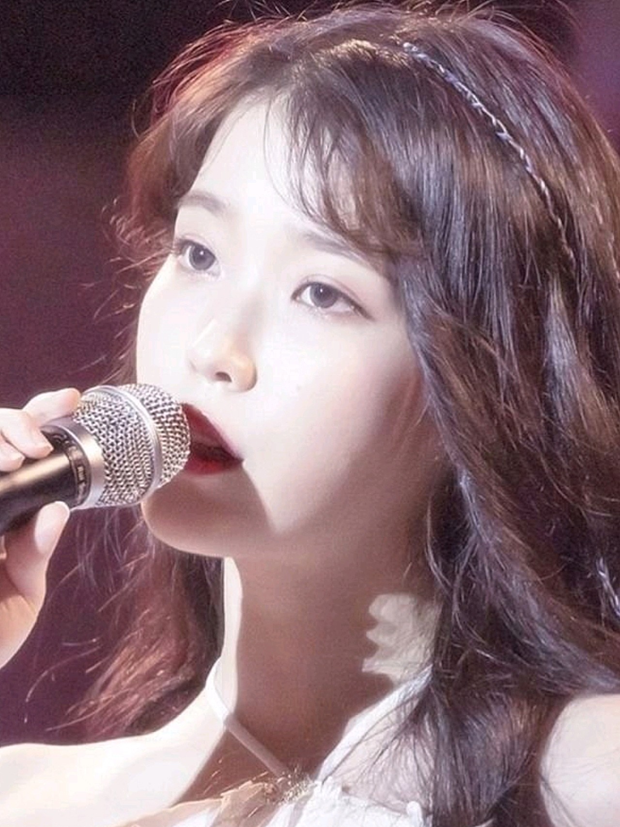 有韵味,很清秀,眉骨也比较平,整体给人比较温柔的感觉 iu的鼻子侧面看