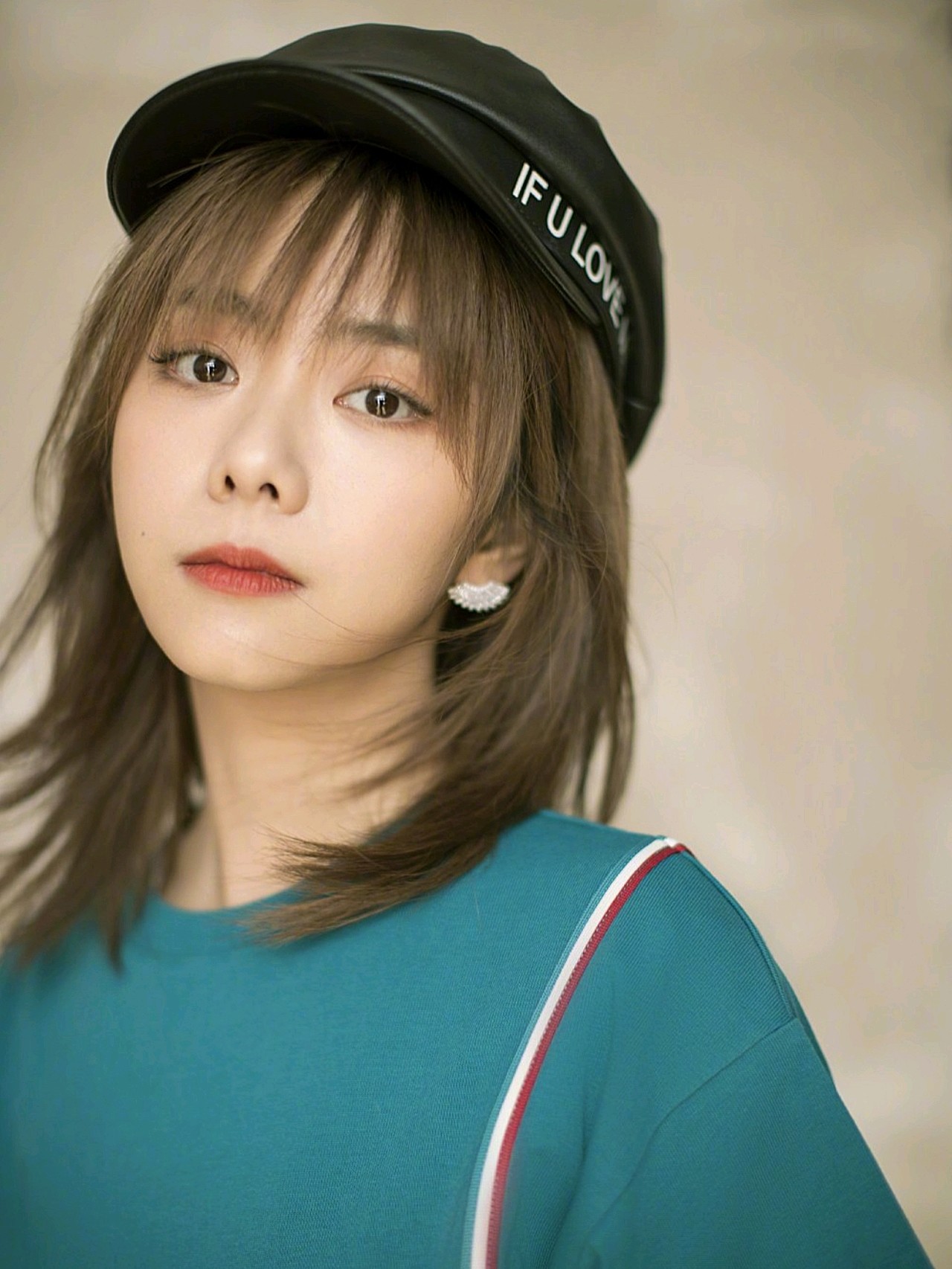 让我们来分析一下谭松韵的长相吧 她的脸型是典型的娃娃脸,面部轮廓