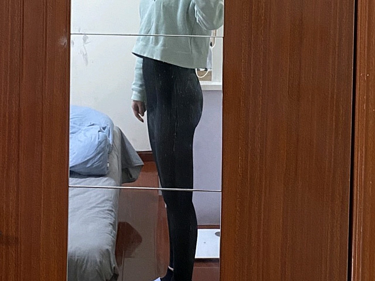 大腿的维度很明显缩小了,特别是大腿根部细缝肉眼可见,侧面臀线向上拉