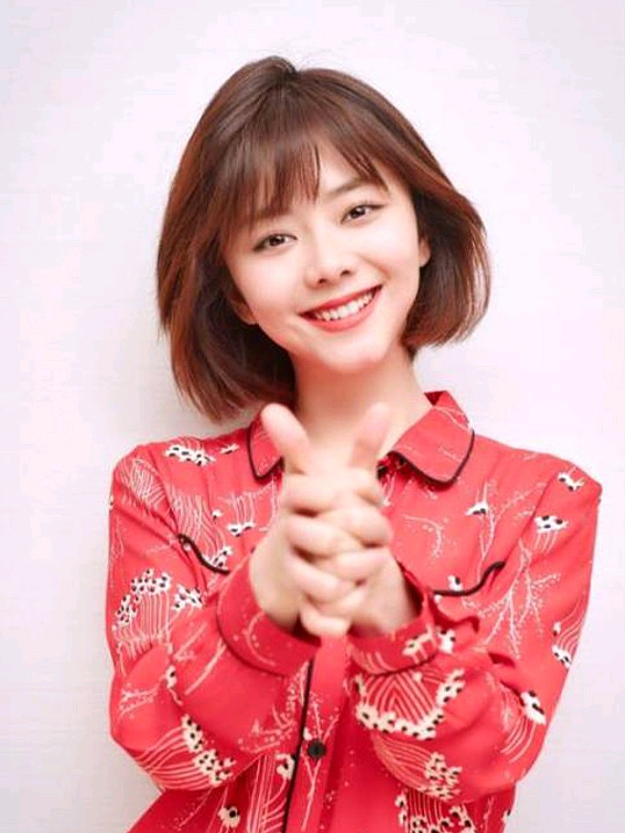 谭松韵的整个脸型跟幼儿的面部结构十分相似,小朋友的脸型偏短宽,婴儿