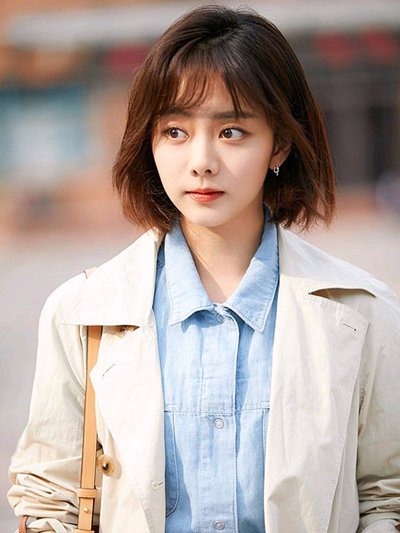 谭松韵的整个脸型跟幼儿的面部结构十分相似,小朋友的脸型偏短宽,婴儿