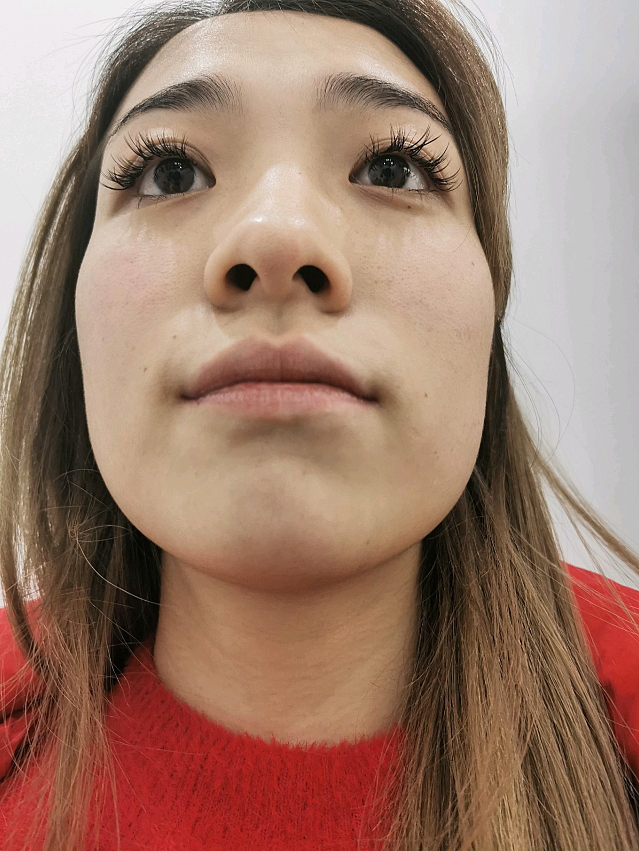 五官比例也不好,鼻子的丑样占据了我的整个面部,所以就自然不出众了.