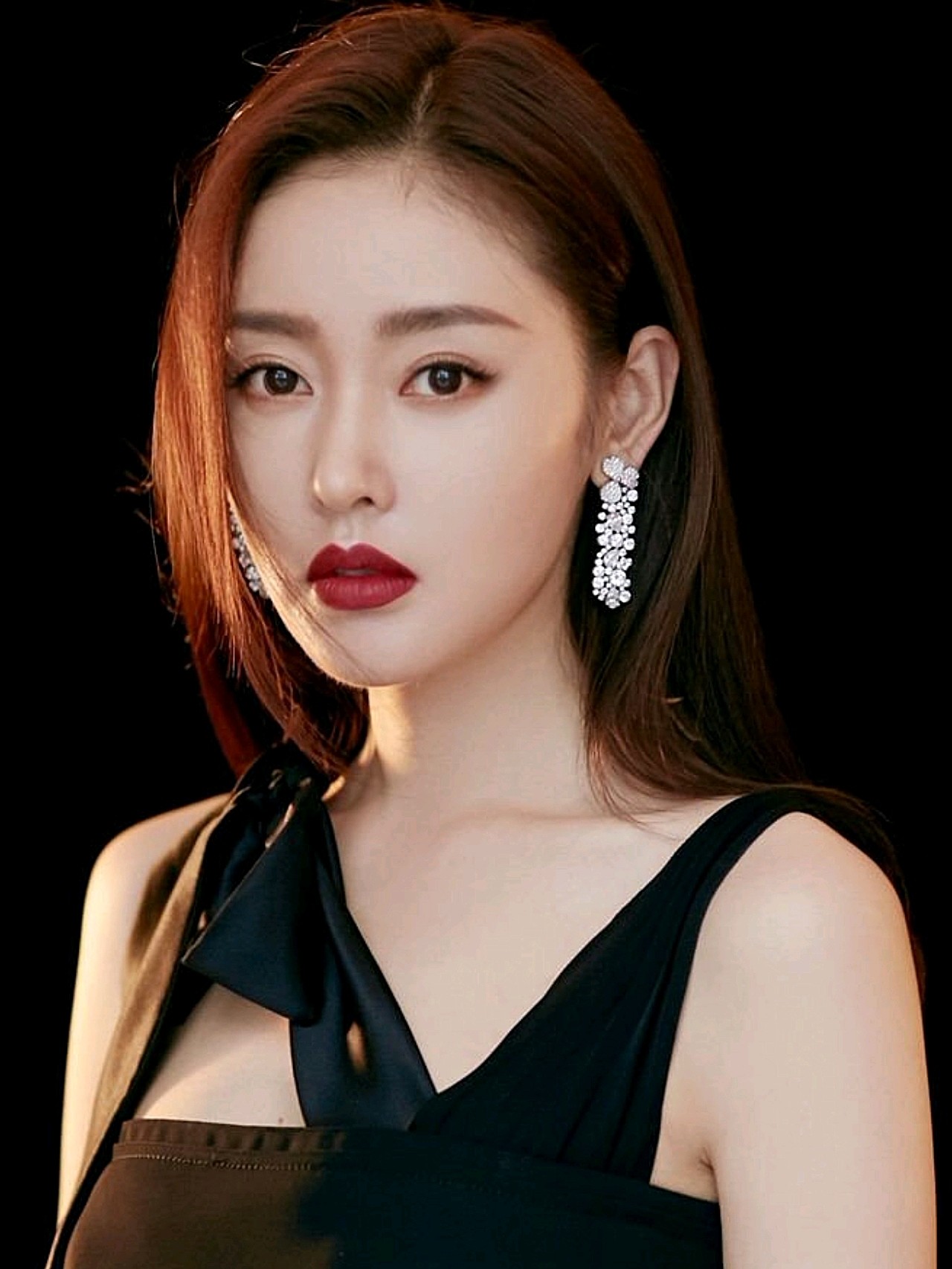 她是如何凭借一张英气脸,在娱乐圈中脱颖而出的