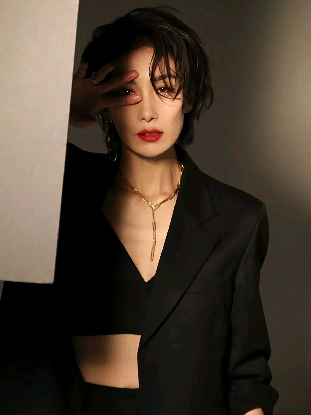 金瑞亨 虽然在剧中演的是反派,但是真的超飒 在写真中以短发干练的