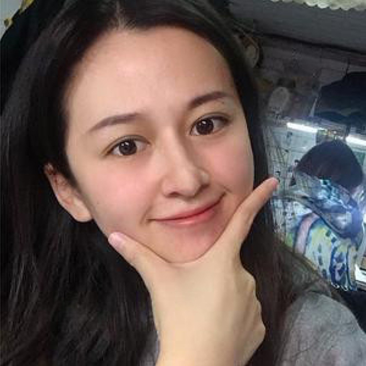 她的脸部皮肤状态很差,脸上的斑点还是比较多的,很像别人口中说的麻婆