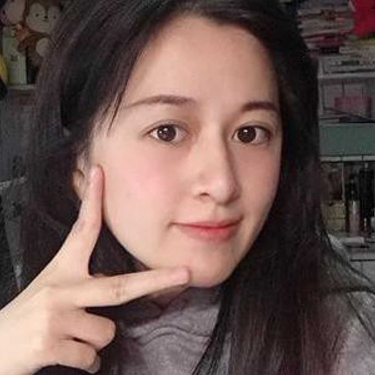 她的脸部皮肤状态很差,脸上的斑点还是比较多的,很像别人口中说的麻婆