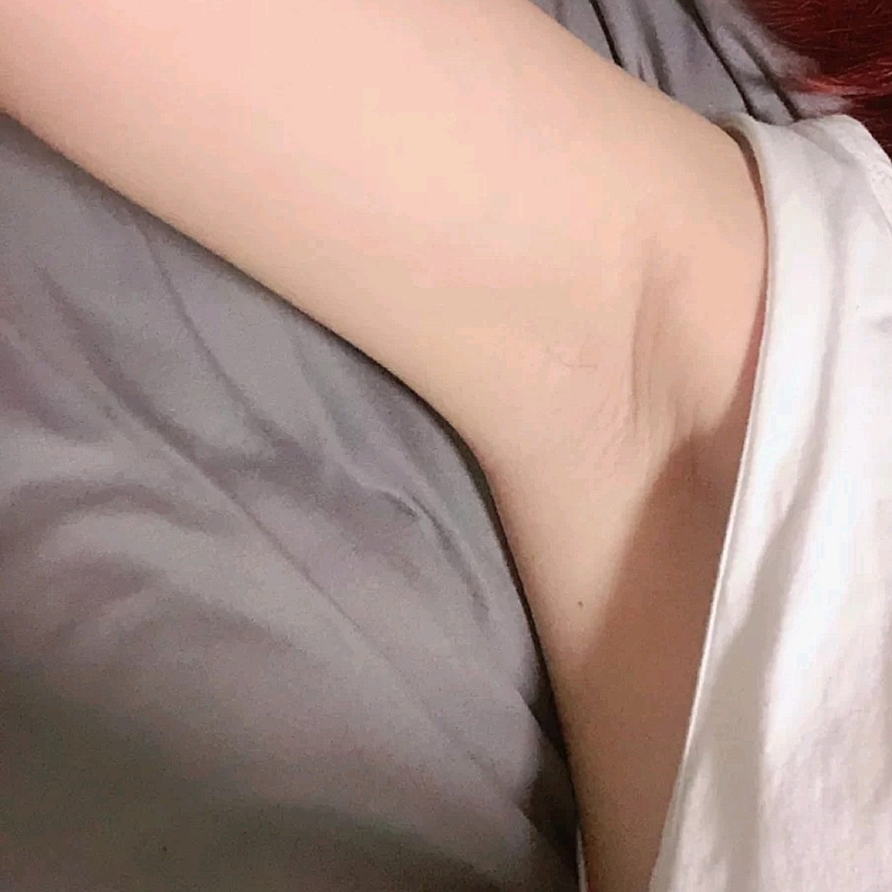 轮女生没有腋毛,且很久才长的事件,爽啊!