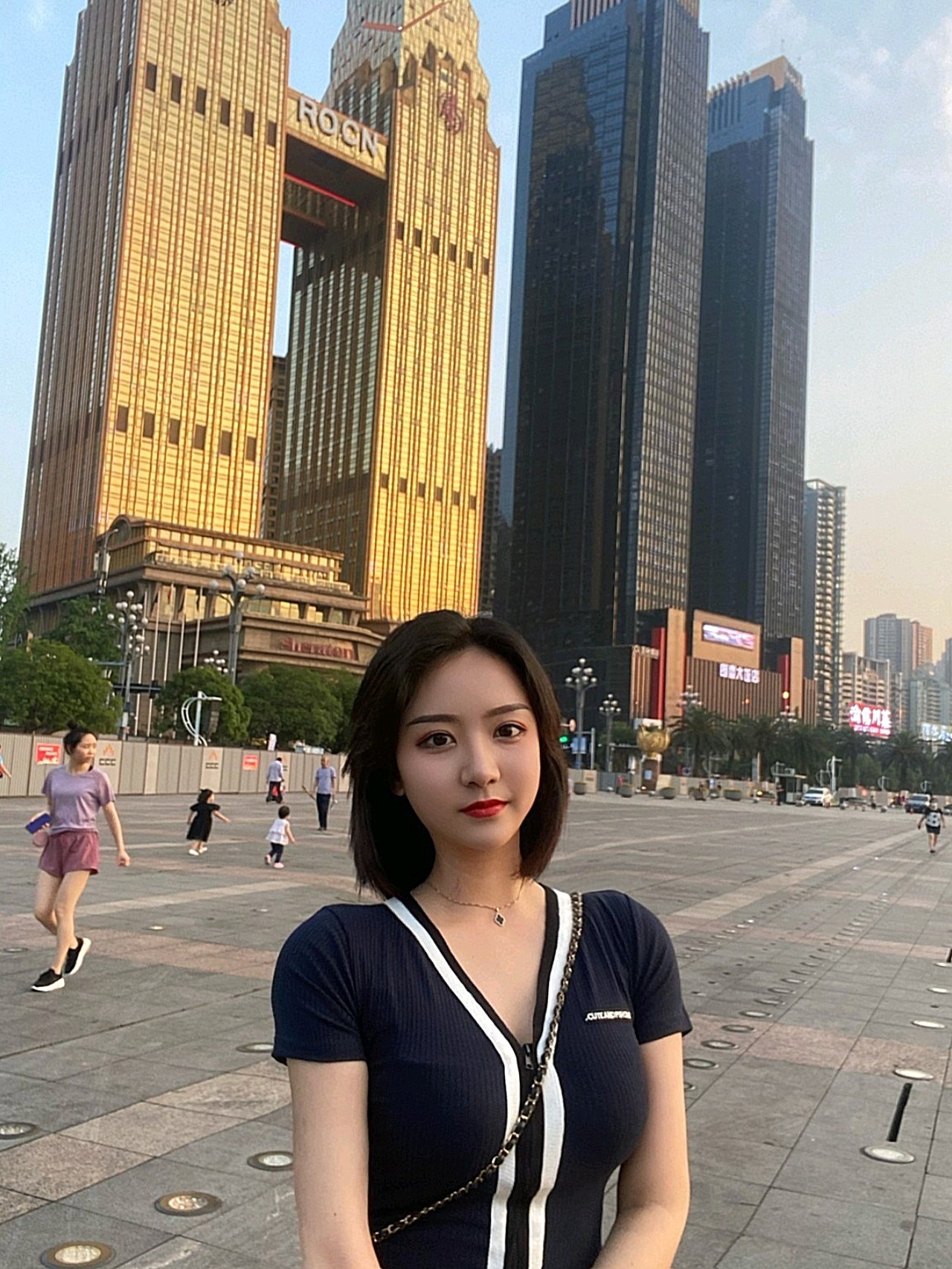 一个饱满的额头会显得我们更加的精神以及漂亮,欧美人大多都是天庭