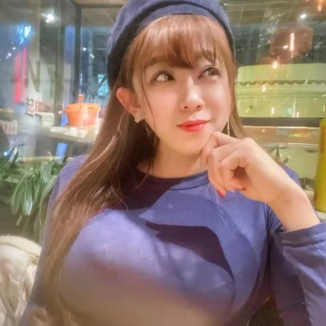 看着自己坚挺的胸部,就特别的开心.