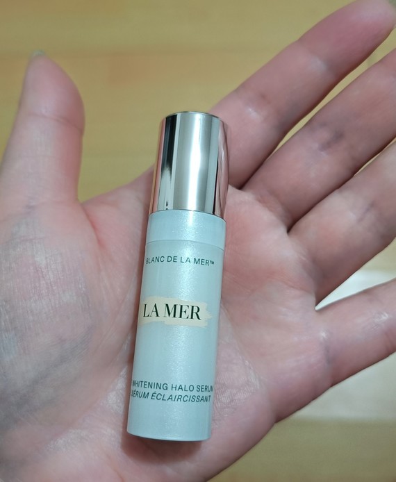 这已经是我使用海蓝之谜美白精华的第十天了,因为太精贵了,所以我一直