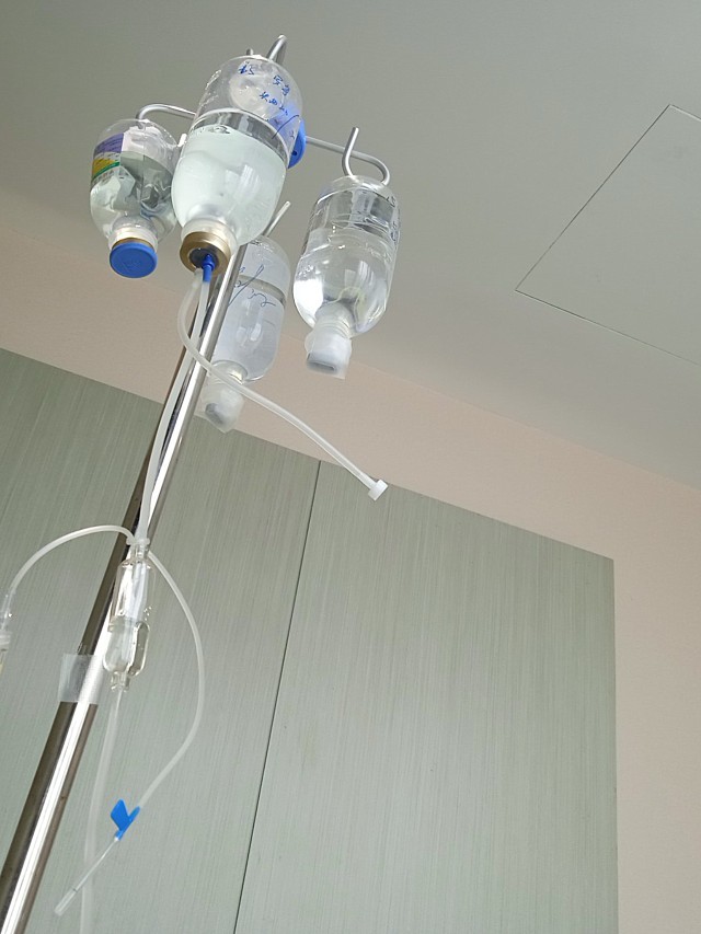 视觉的集中点,这样子看起来感觉脸都小了很多,挂的都是一些消炎的药水