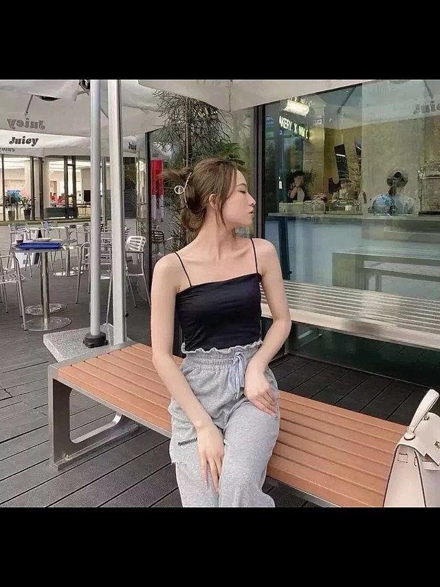 很紧致,而且整条胳膊很协调,不显突兀,胳膊细细的,人就不是那种很壮的