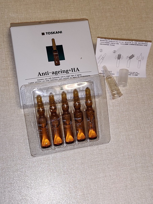 成分:透主打成分有玻尿酸,生长因子,还有被誉为可涂抹的肉毒素,国际